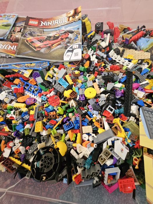 Много оригинално (радглобено)лего в голяма кутия от IKEA