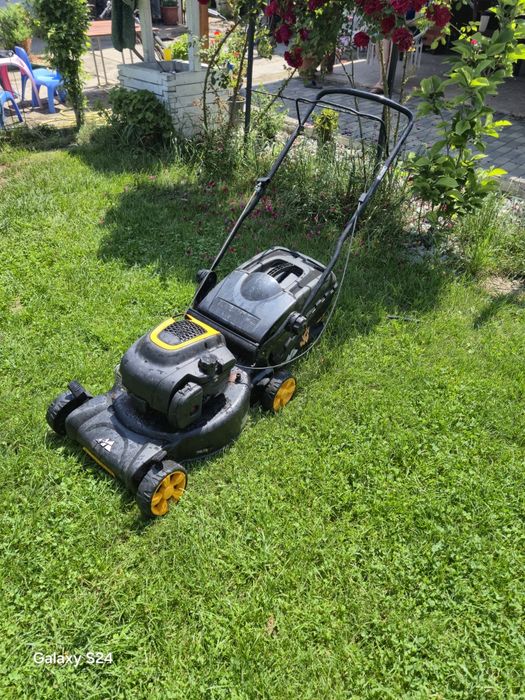 Vand masina de tuns iarba/gazonul Husqvarna Mcculloch pe benzina