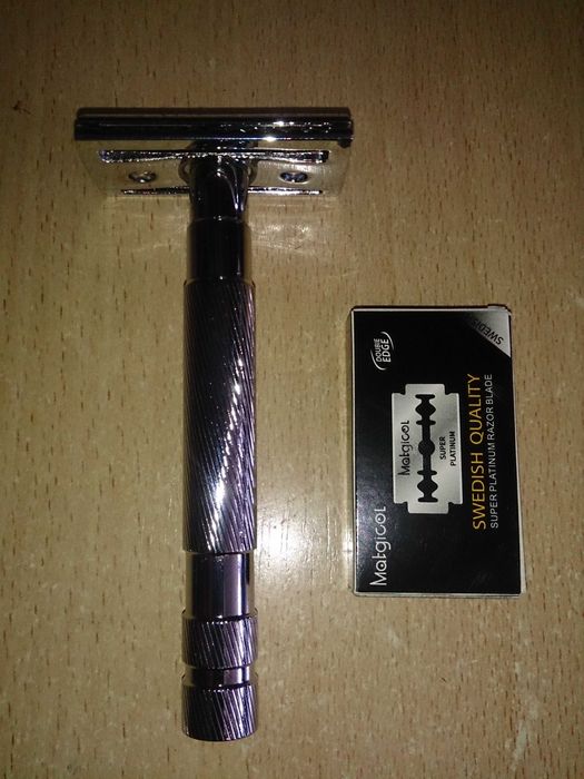 Металални самобръсначки и бръснач