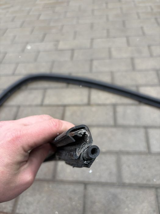 Уплотнительная резинка стекла богажника. Mazda Tribute