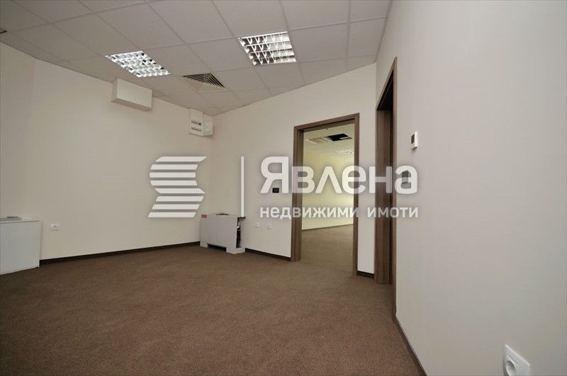 "Явлена" отдава хубав необзаведен офис