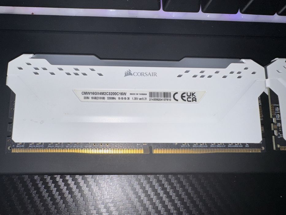 Kit Corsair 16GB DDR4 3200MHz, RGB Pro Sl