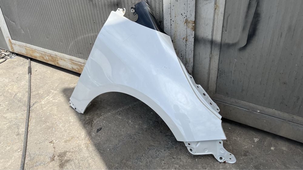 Десен и ляв  калник Toyota corolla 18-