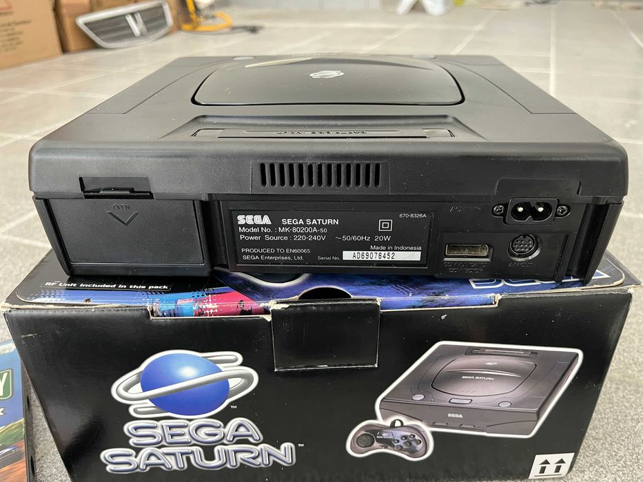 Sega Saturn - оригинална игрална конзола в кутия + игра и оригинална памет