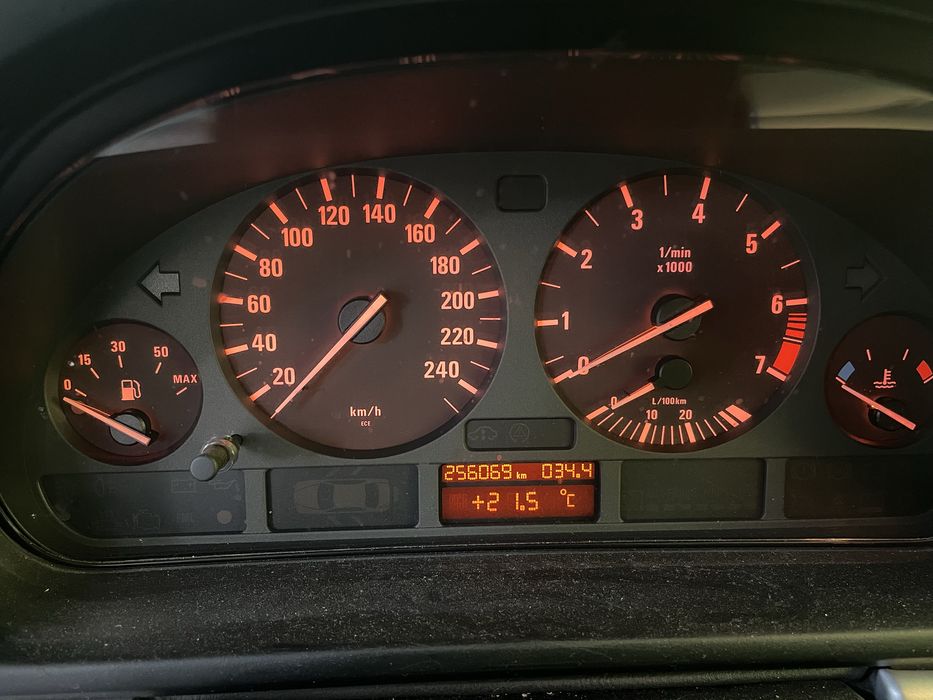Продавам BMW-E39 520i