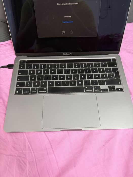 Vand macbook pro 2020 pentru piese/recarosare