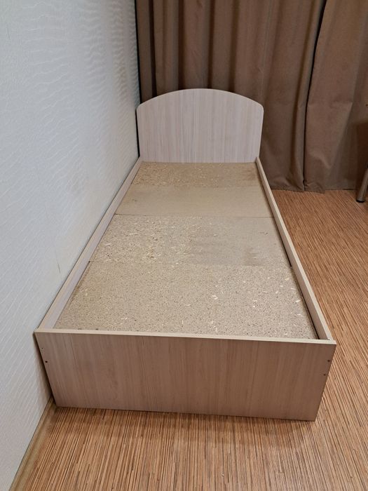 Кровать без матраса