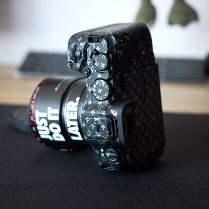 Продаю Canon EOS R8