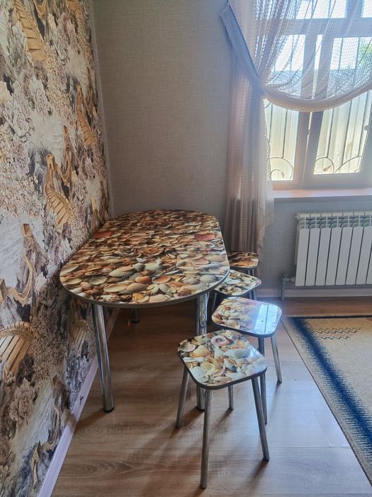 Продам стол кухонный и стулья
