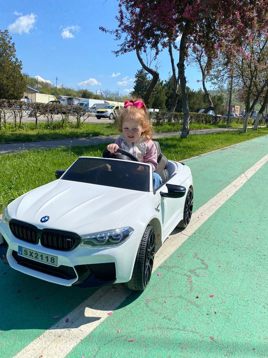 mașină electrică bmw m5