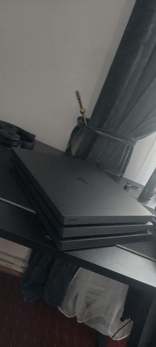 Ps4 pro 1tb, + jocuri ( fc 25, spiderman miles morales + 2 manete