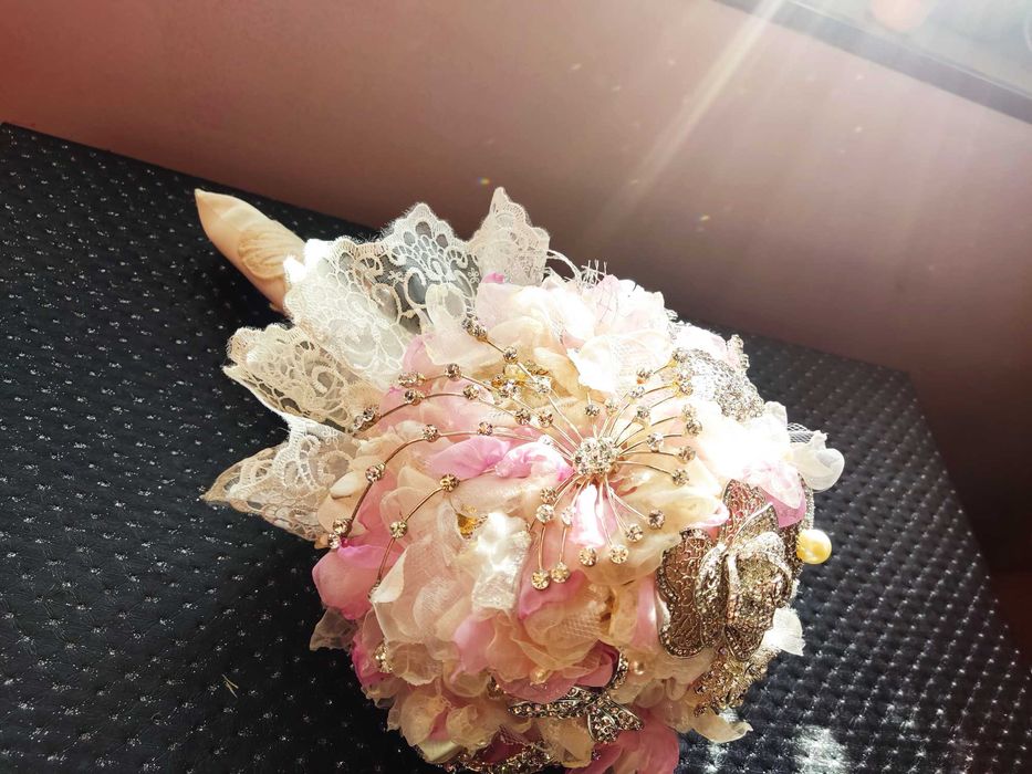 Булченски букет с цветя от плат и брошки