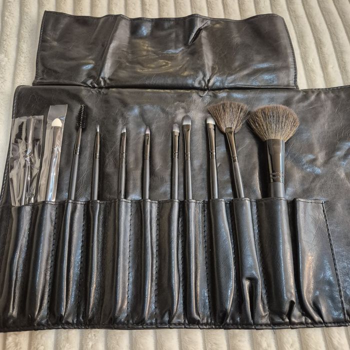 Четки за грим/естествена косъм в калъф от естествена кожа