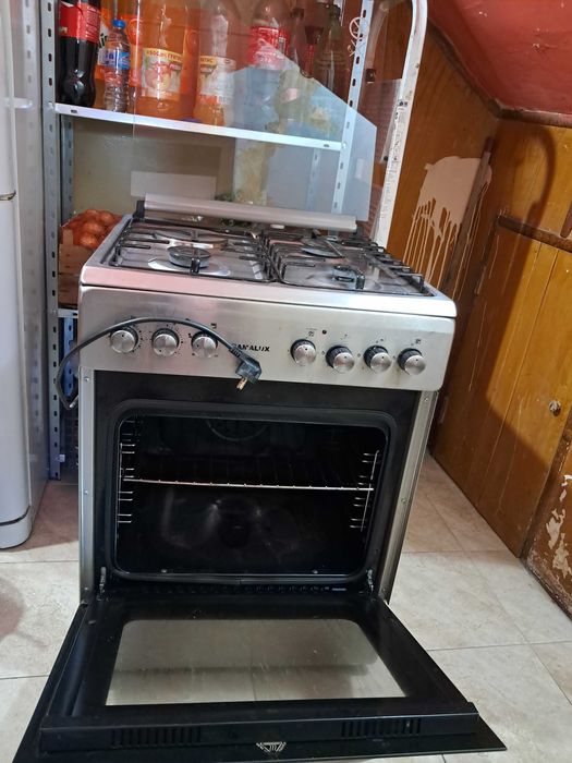 Продавам готварска печка с  три газови котлона,1 на ток и фурна на ток