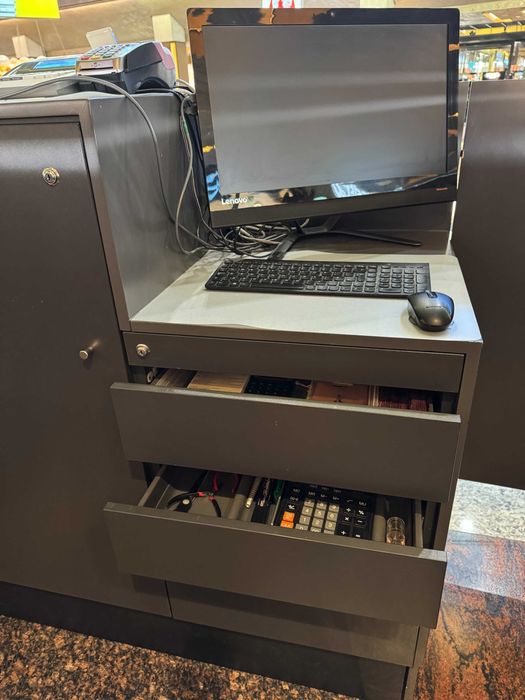 Vând Insulă Comercială Mall 12mp - Configurație aprobată Iulius Mall Timișoara (Gri Mat, Sticlă 10mm, BLUM)