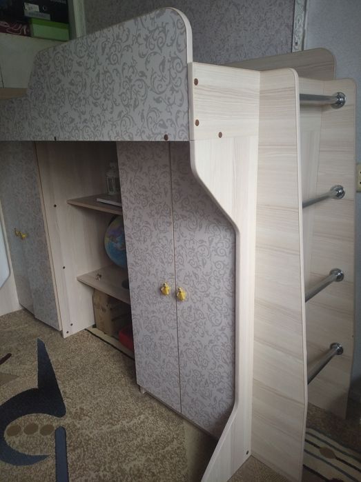 Продам кровать - чердак.