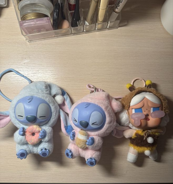 Трендовые брелоки стич и cry baby