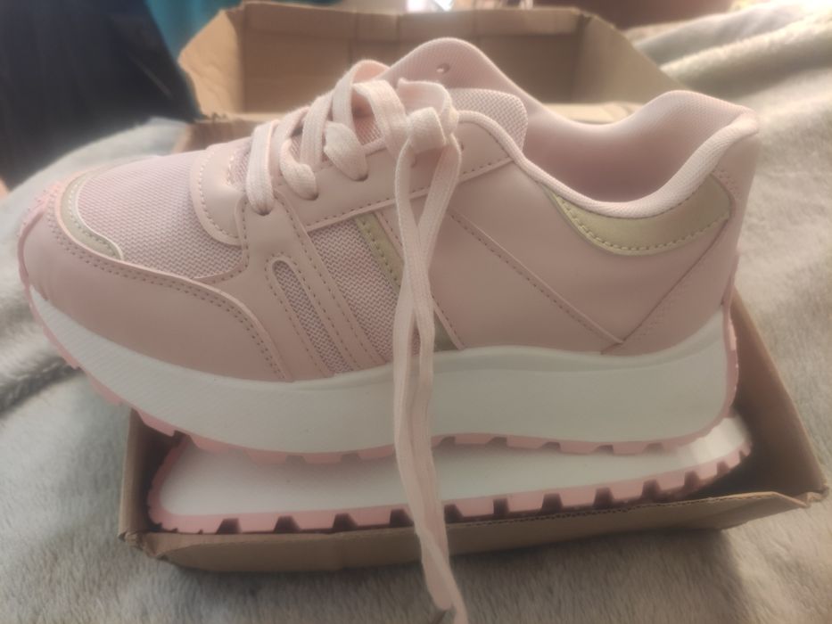 Женские кроссовки на платформе