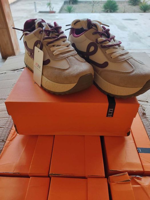 Oyoq kiyimlar donaga va optomga sotiladi