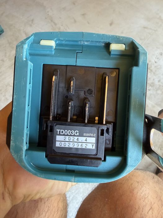 Makita TD003G 40v импакт + 4Ah батерия