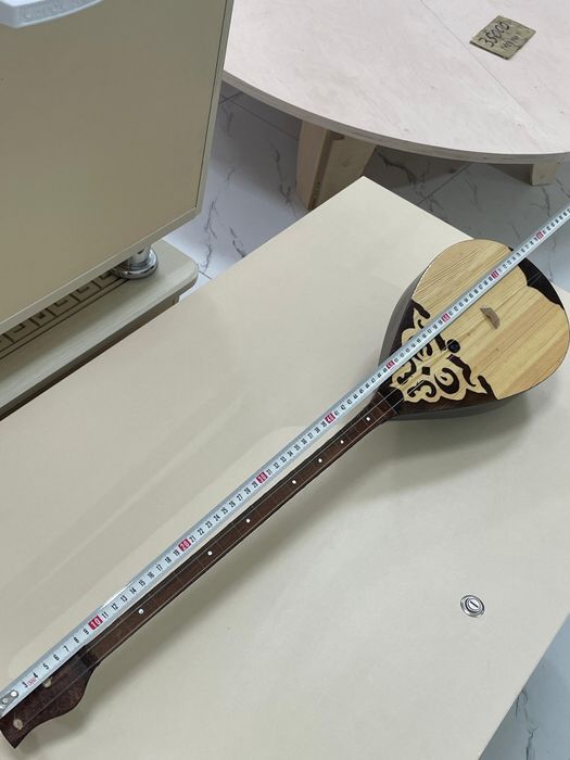 Домбыра средного размера