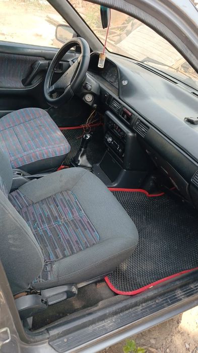 Продам машину Мазда 323