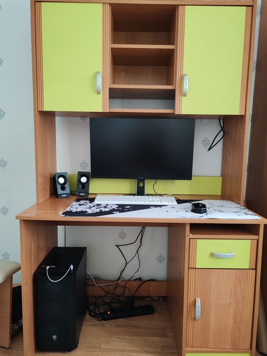 Продам детскую стенку (стол с полками)