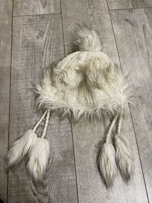 Бяла зимна шапка