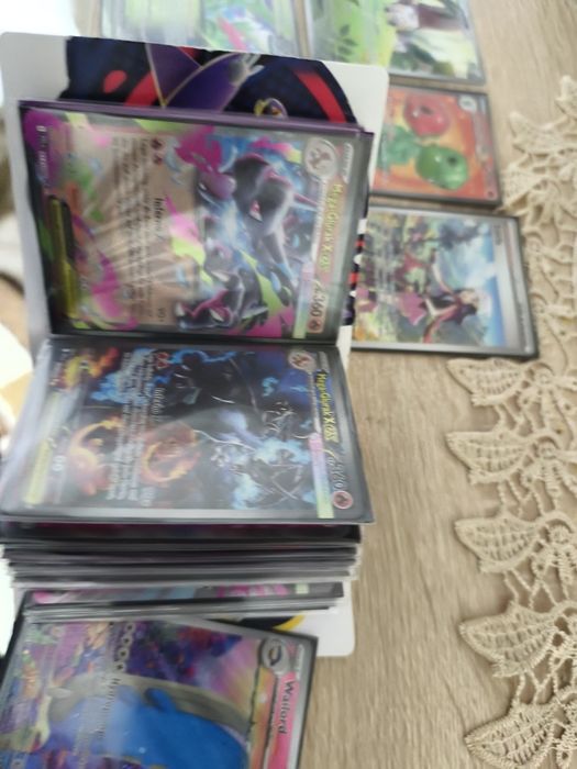 Vând cartonașe pokemon