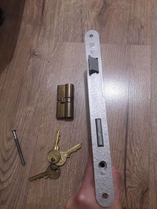 Брава за врата с 3 ключа