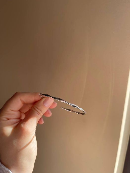 Елегантна минималистична гривна тип маншет.