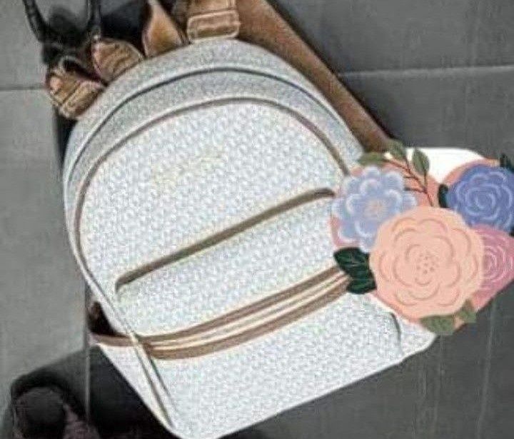 Rucsac alb M Kors,logo metalic auriu, saculet, etichetă