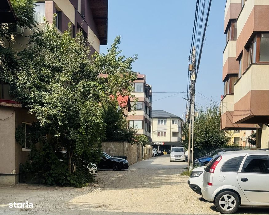 Vand apartament cu curte, metrou Dimitrie Leonida