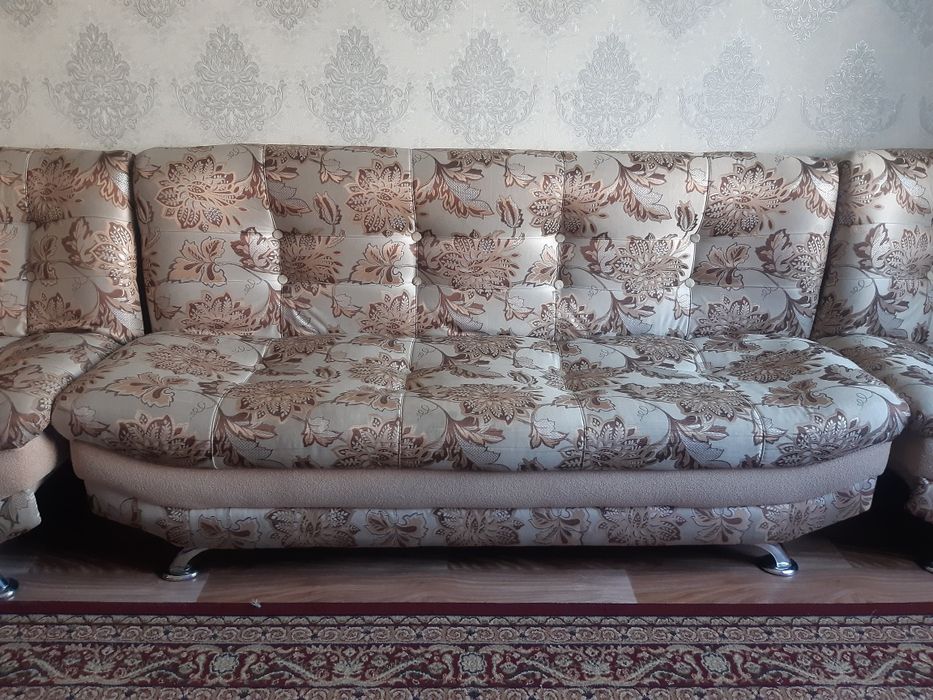 Продам диван с двумя креслами