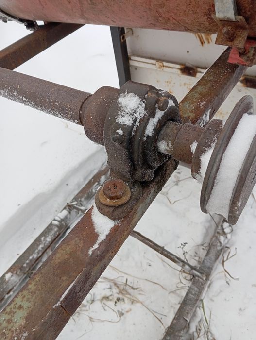 Вал с подшипниками и шкивом