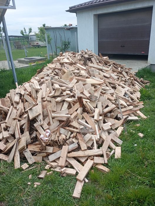 Disponibile pentru dvs, cuburi de lemn masiv de stejar, deșeuri pentru foc , rumeguș de stejar și brichete de rumeguș! calitate superioara!