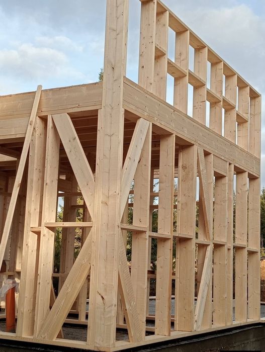 Vindem case de lemn cu două dormitoare baie bucătărie și living