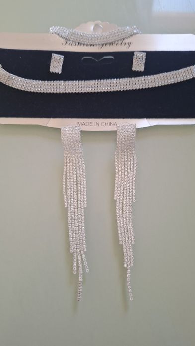 Комплект бижута със сребристи камъчета