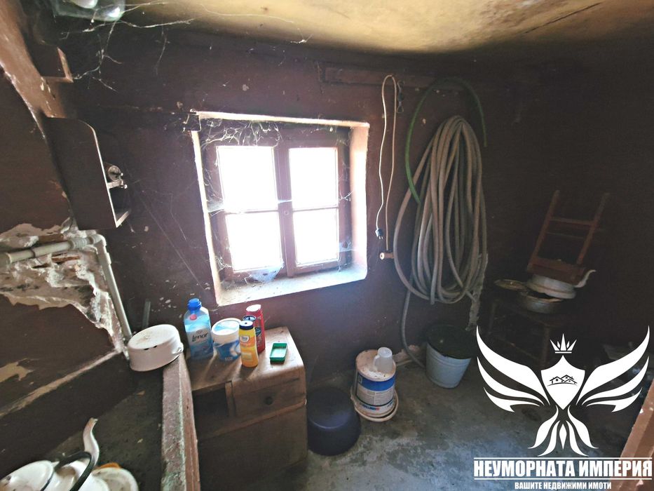 Триетажна къща с постройки 145РЗП с 194кв. в двор село Орехово