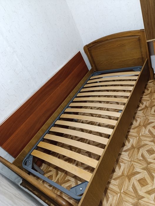 Кровать 90 на 200 , дерево