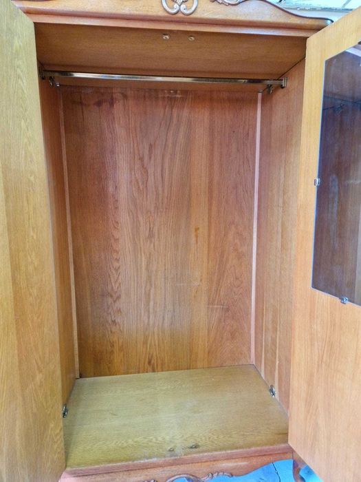 Четирикрилен дъбов гардероб с елегантна орнаментика