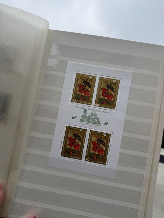 Голям класьор с различни пощенски марки