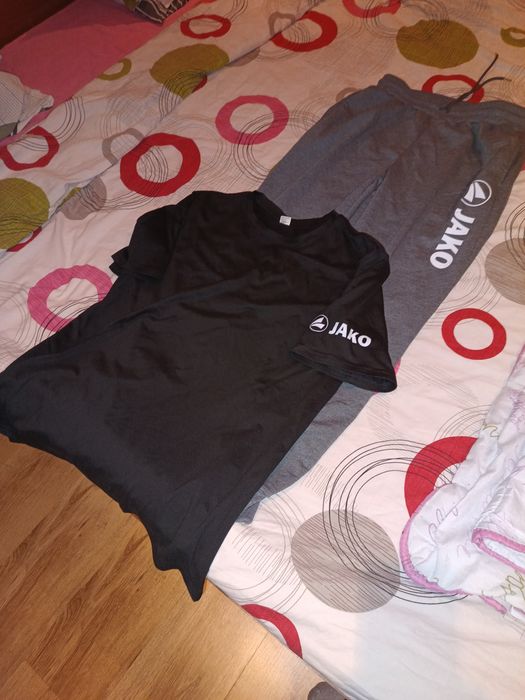 Комплект от спортен панталон с тениска