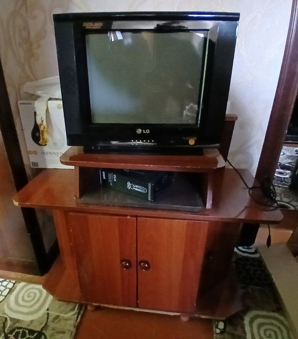 Televizor va padstavkasi sotiladi