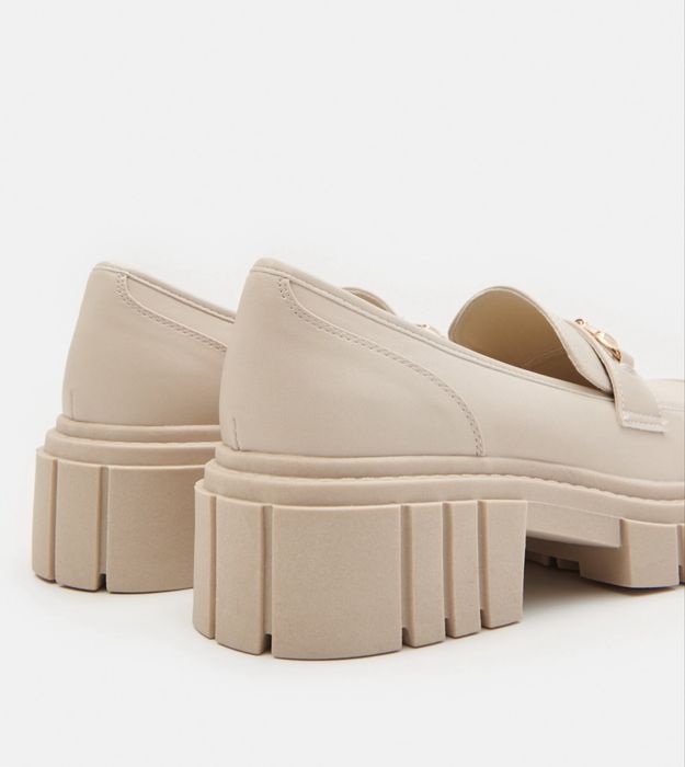 Mocasini bej cu catarama aurie