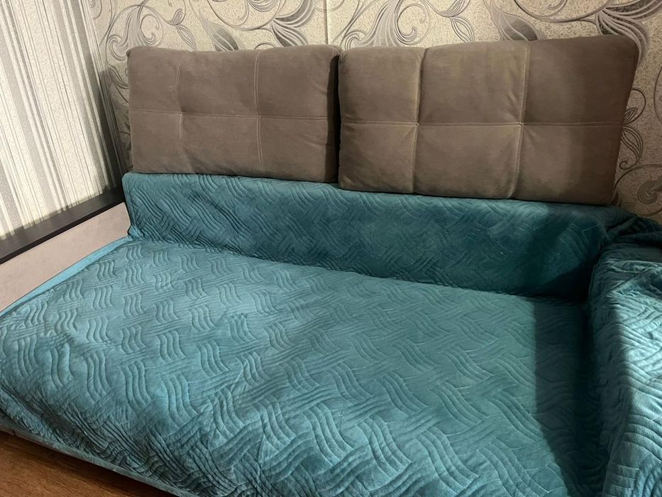 Пролаетса диван в хорошем состоянии