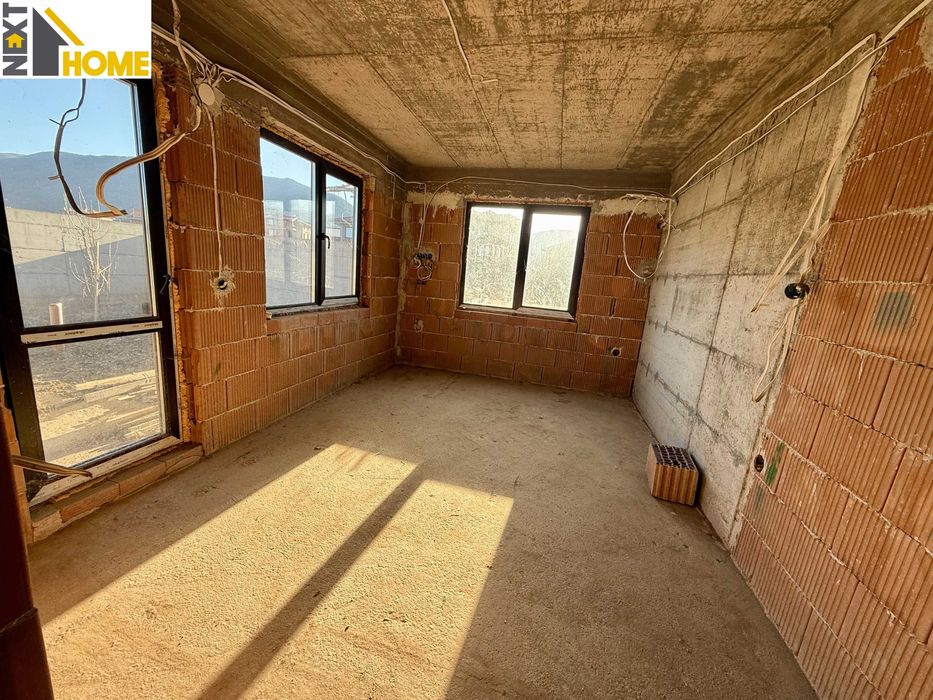 Самостоятелна триетажна къща с гаражи и дворно място