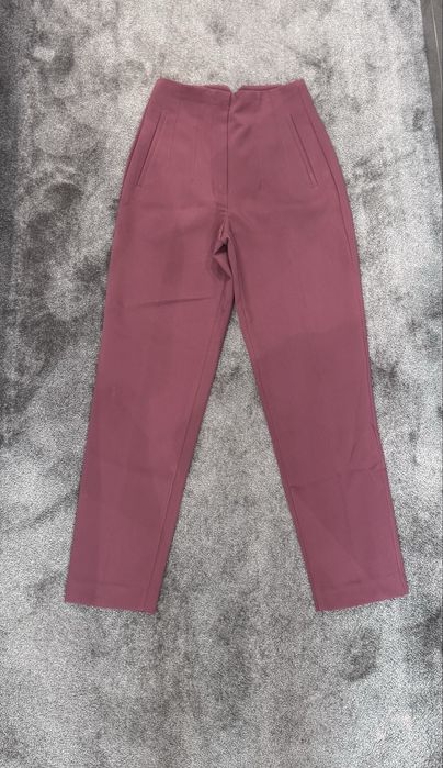 Емблематичен модел панталон ZARA