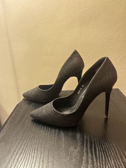 Брокатени черни токчета