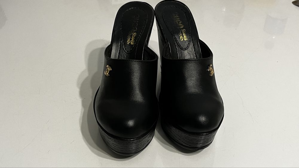 Продаётся обувь.